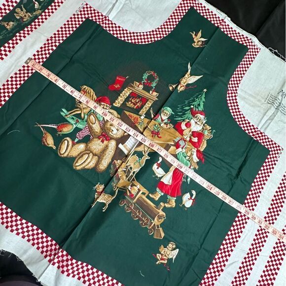 Vintage Lot Cut and Sew Festive Crafts - Wreath, Santa’s Stockings and Apron - Picture 8 of 14